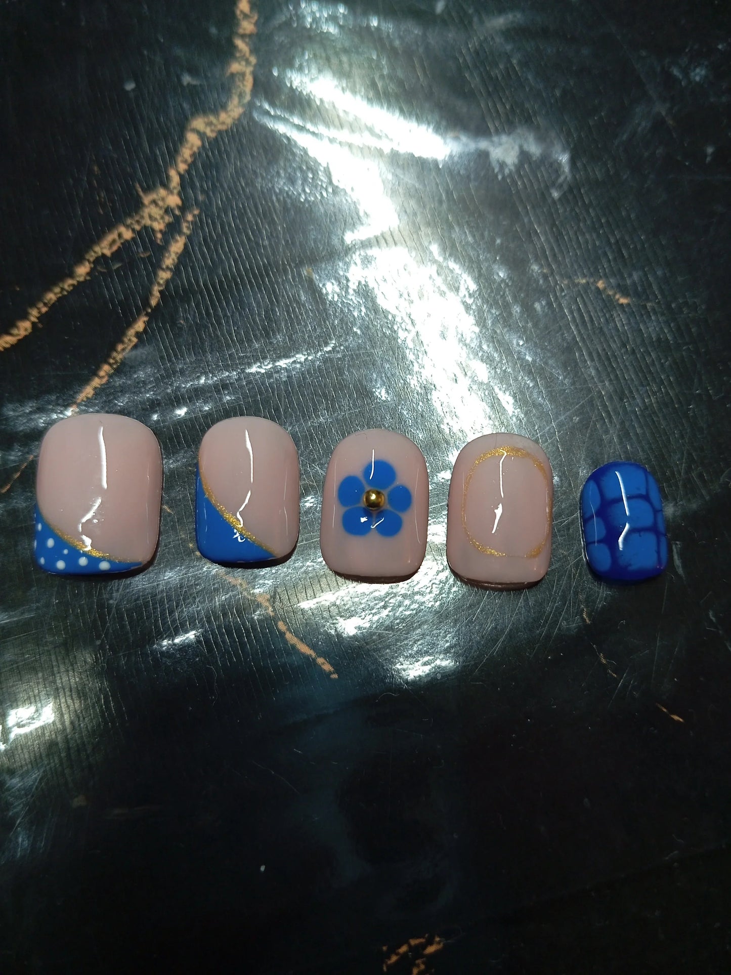 Kit Press-on Nails Bleu Royal Fleur et Détails Dorés