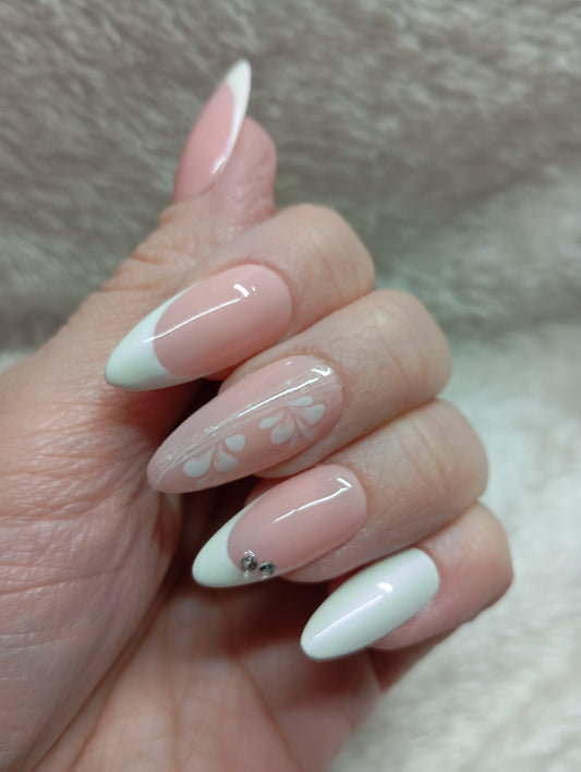 Press on Nails Fleur de Nacre Amande Moyenne | Faux Ongles Fait Main Floral Nacré – Claé&Co