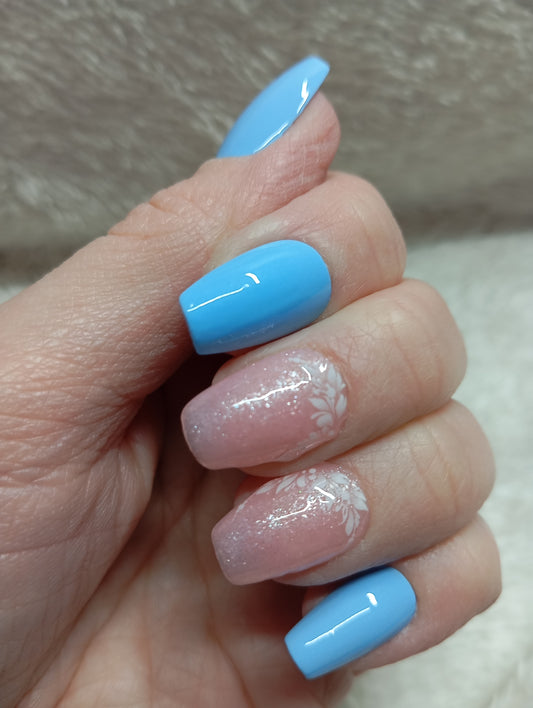 Press on Nails Fleurs Célestes Coffin Court | Faux Ongles Fait Main Floral Délicat – Claé&Co