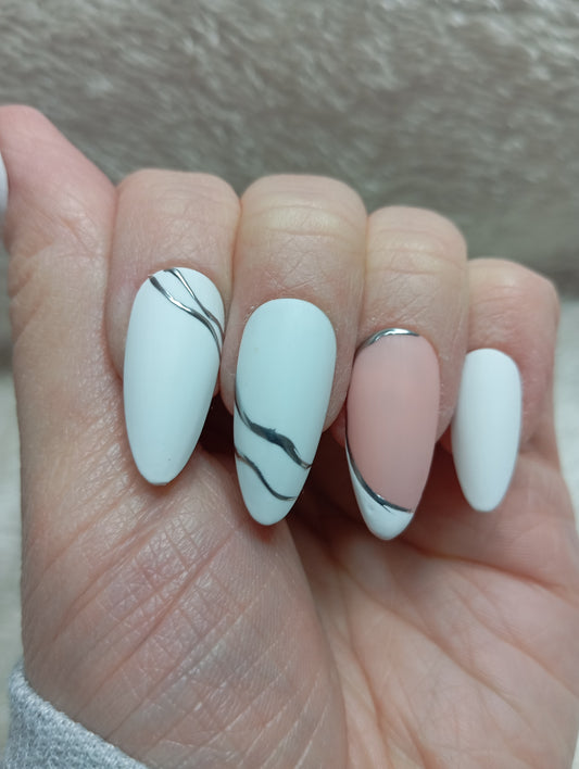 Press on Nails Marbre Argenté Amande Moyenne | Faux Ongles Fait Main Élégance Marbrée – Claé&Co
